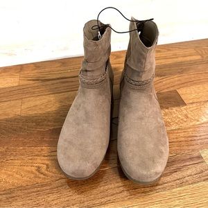 St. John’s Bay Kenzie Women’s Boots Sz 11M NWT